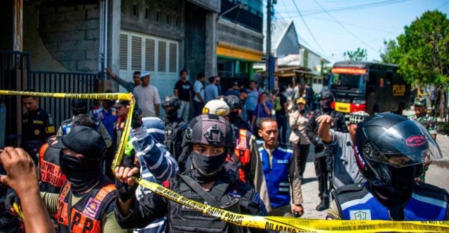 زوجة وابن إرهابي إندونيسي يفجّران نفسيهما بعد محاصرة الشرطة