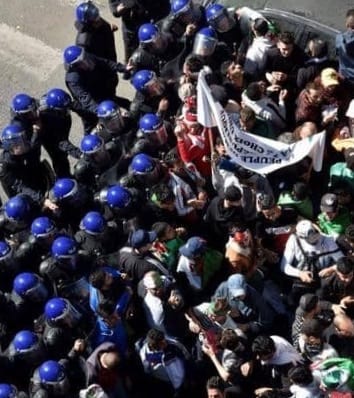 الجزائر. الشرطة تواجه مطالبي “التغيير الفوري” بالغاز المسيل للدموع