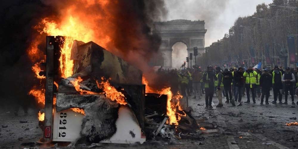 فرنسا. محتجّو السترات الصفراء “يحرقون” باريس