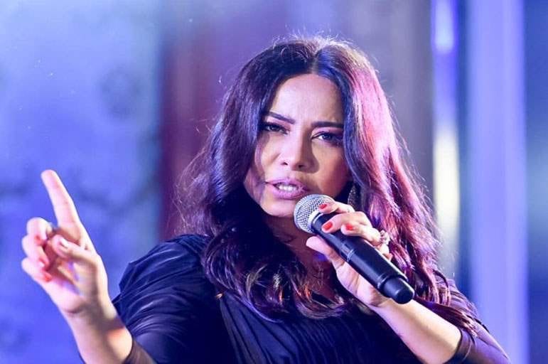 هاني شاكر يمنع شيرين من الغناء ويحيلها إلى التحقيق بسبب تصريحاتها عن “أمّ الدنيا”