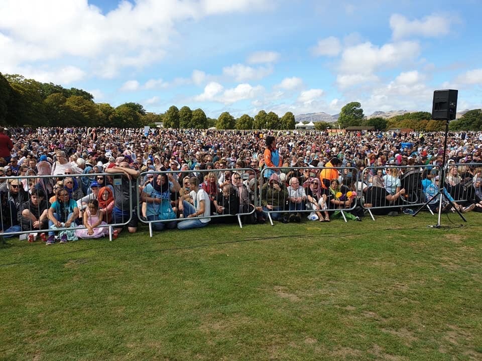 هكذا ردّ شعب نيوزيلندا على إرهابي المسجدَين في أول جمعة بعد مجزرته
