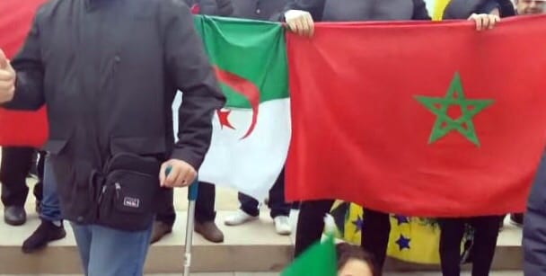 خاوة خاوة. راية المغرب في احتجاجات الجزائر. وهذا ردّ فعلهم