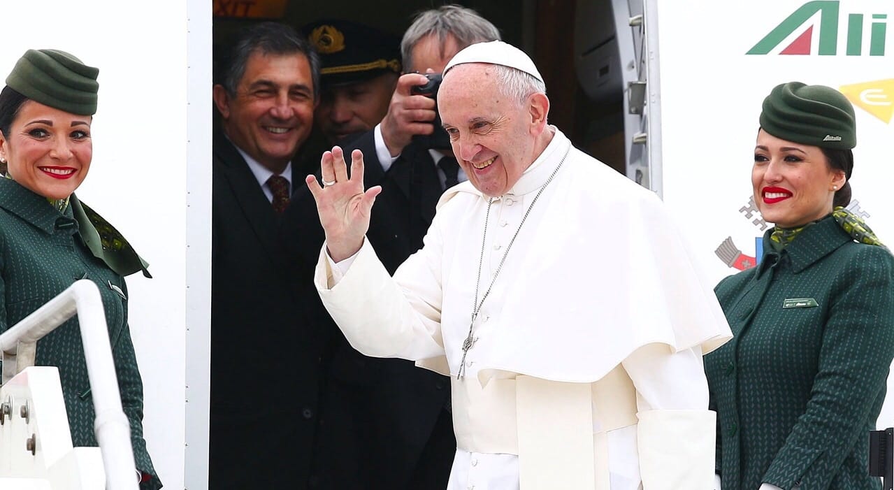 البابا يغادر المغرب بعد زيارة رسمية للمملكة بدعوة ملكية