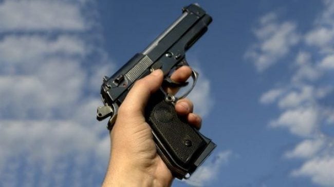 الدار البيضاء..ضابط أمن يُشهر سلاحه الوظيفي لهذا السبب