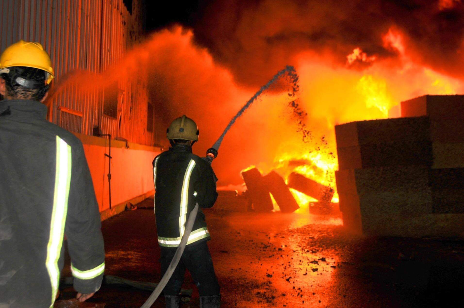 بالفيديو. النيران تأتي على مصنع نسيج في طنجة