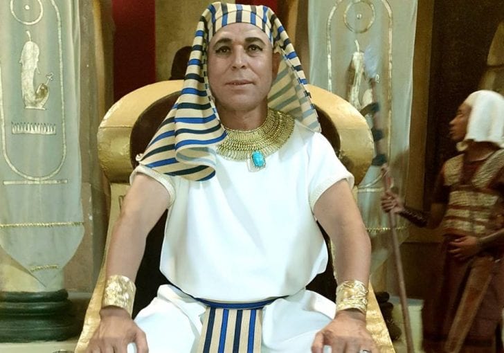 بالفيديو. ظهور الفنان الشعبي عبد العزيز الستاتي بزي فرعوني رفقة ممثلين معروفين