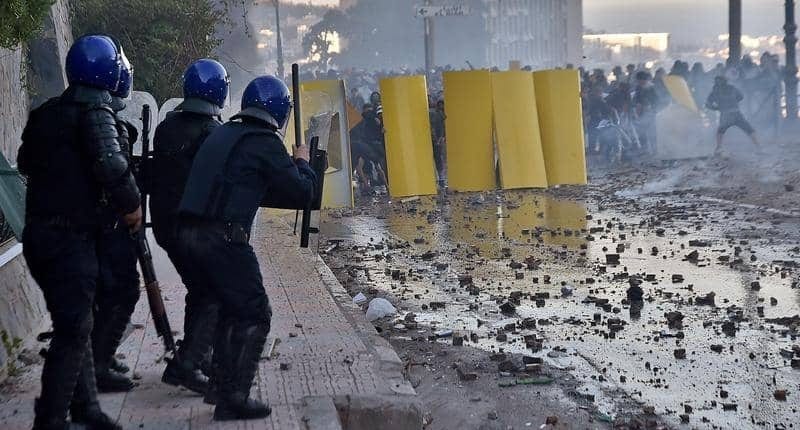 شوهة. بوتفليقة يستجدي الاستمرار في السلطة لعام واحد..وسط انتفاضة الشارع