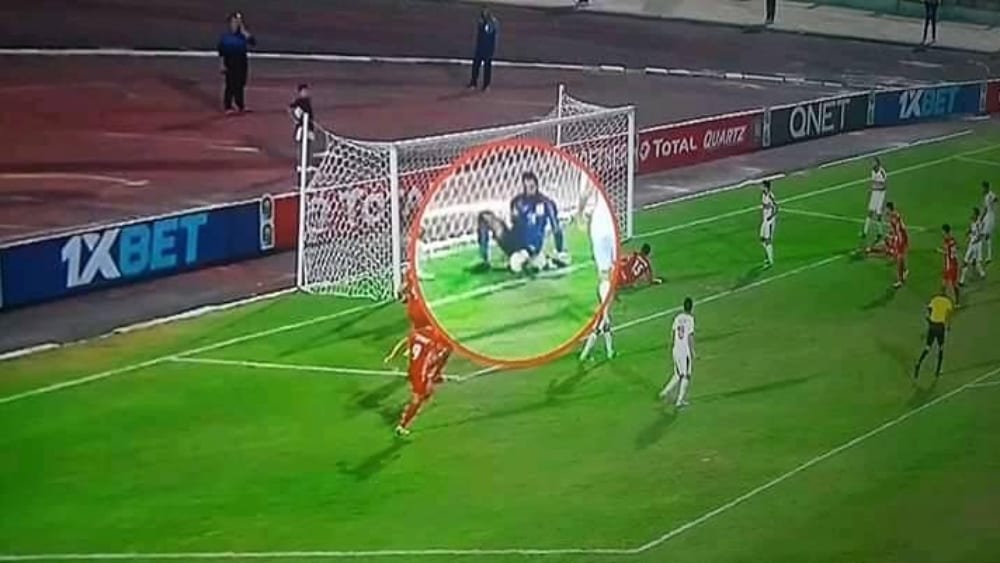 “شاهد ماشفش حاجة”..مخرجة مباراة الزمالك والحسنية “لم اتعمد عدم إعادة الهدف وهو غير صحيح”