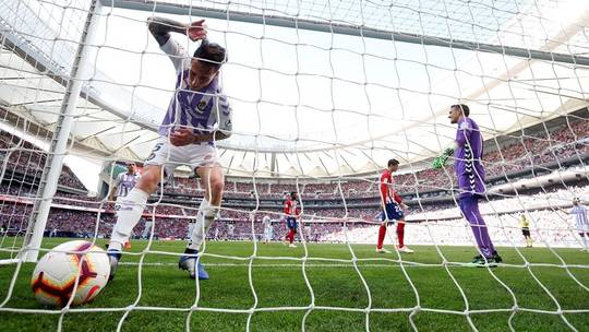 أتلتيكو مدريد يعزز موقعه في وصافة الليغا بهدف” النيران الصديقة”