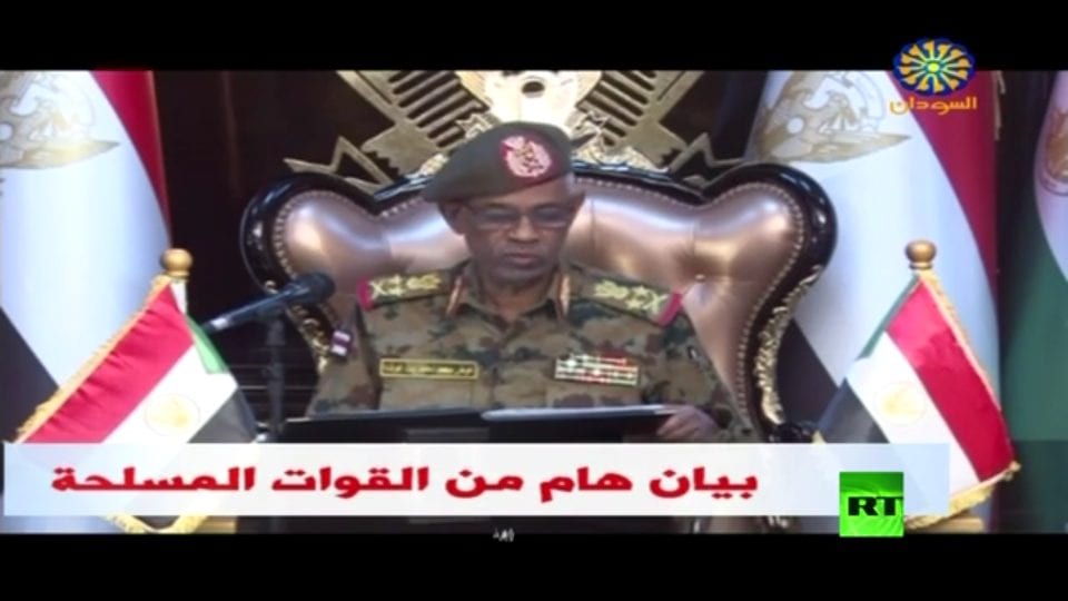 السودان. وزير الدفاع يعلن “اقتلاع” النظام واحتجاز البشير