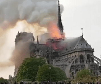 عاجل..اندلاع حريق في كاتدرائية نوتردام في وسط باريس