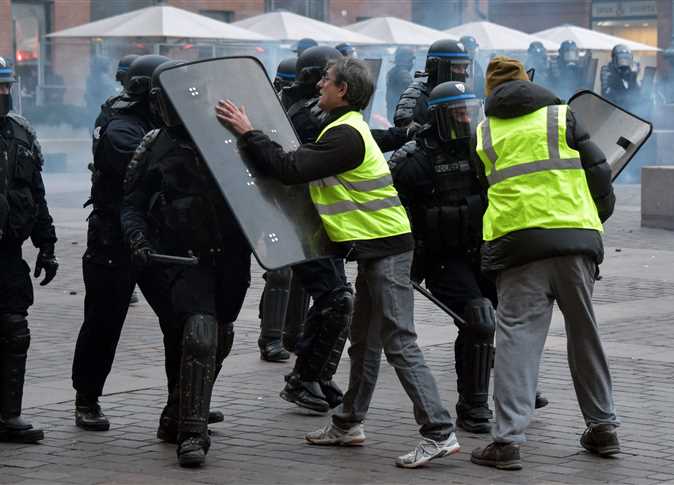 فرنسا. تجدد الاشتباكات بين متظاهري “السترات الصفراء” والشرطة