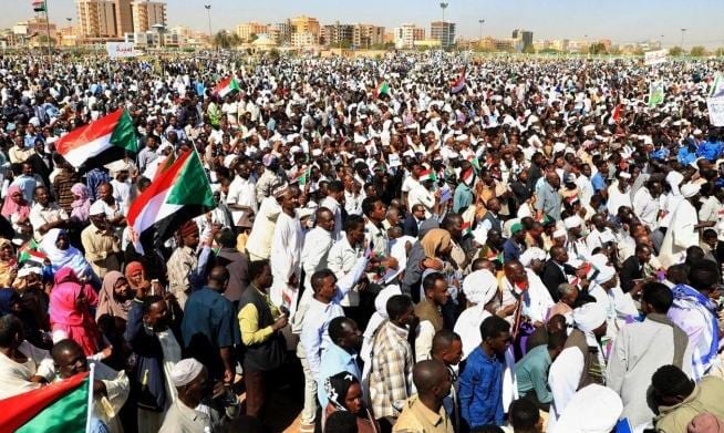 السودانيون يتحدّون رصاص الملثمين والمهدي يطالب بالاستجابة لمطالب الشارع