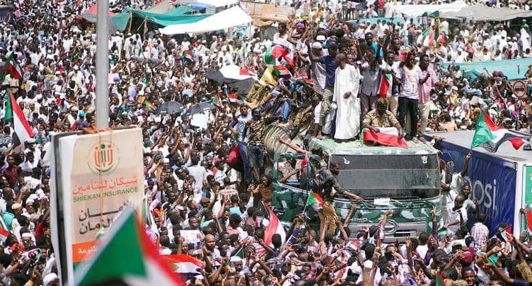 رغم اعتقال البشير. آلاف السودانيين يتجمّعون قرب وزارة الدفاع