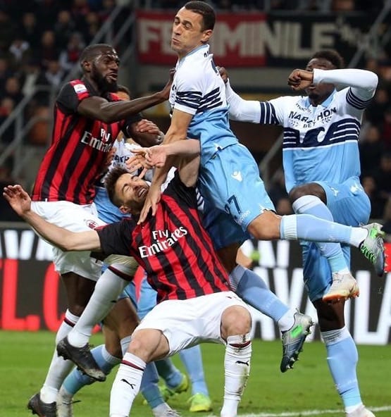 إيطاليا. اشتباك حاد بين لاعبي أس ميلان ولازيو