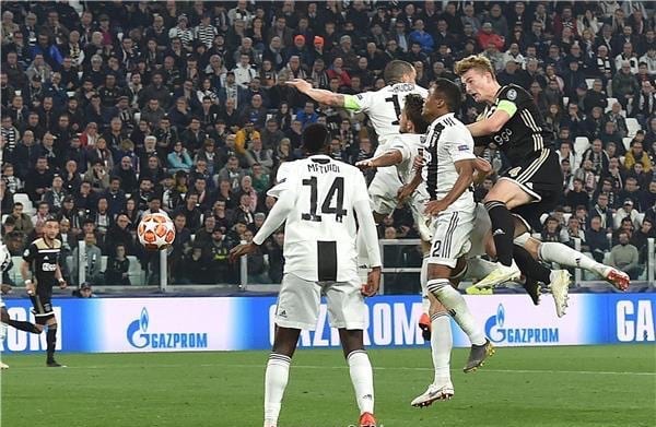 تشامبيونزليغ. أجاكس يطيح بجيفونتيس وبرشلونة يؤكد تفوقه على يونايتد