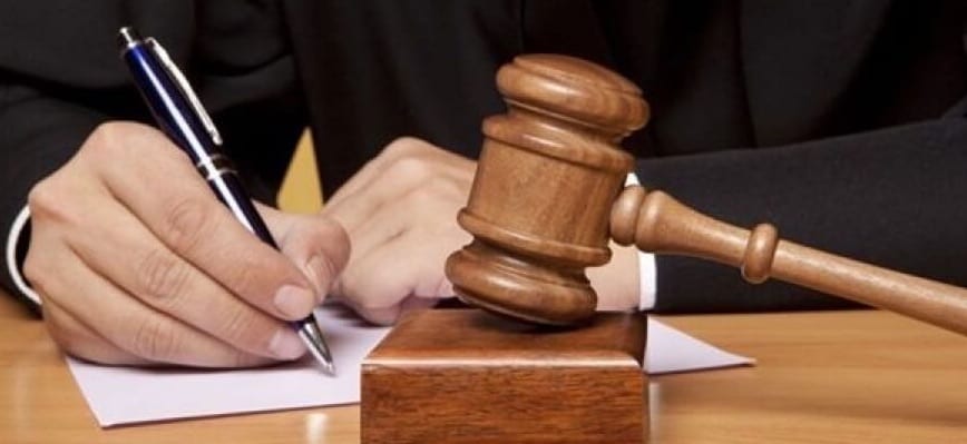 20 سنة لشخص “رمى” أمه من نافذة وتسبب في موتها