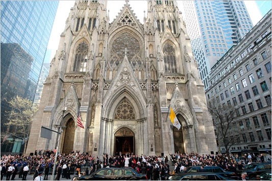 الشرطة تعتقل فيلسوفاً داخل كاتدرائية في نيويورك يحمل “قنبلة” يدوية