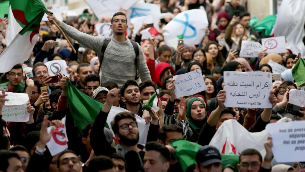 طلبة الجزائر يطالبون بـ”رحيل النظام” و”محاسبة العصابة”