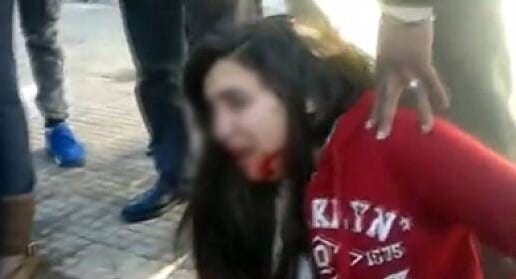 خنيفرة. تلميذة “تشرمل” زميلتها أمام مؤسستهما التعليمية