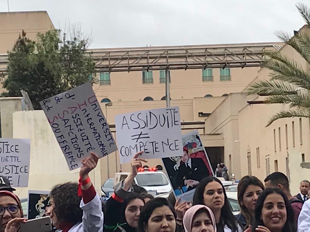 جمعة الآباء تندّد بوضعية طلبة السنة الخامسة بكلية الطب لعلوم الصحة بالرباط