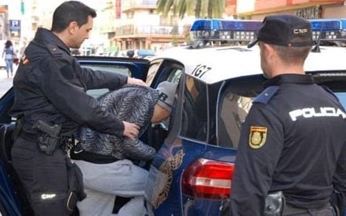 الشرطة الإسبانية تعتقل مغربيا متورطا في سرقة بسلاح ناري