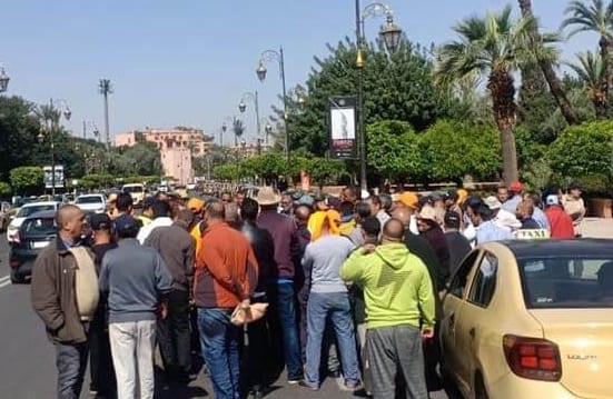 بسبب “فوضى النقل” مهنيو سيارات الاأجرة “ينتفضون” في شوارع مراكش