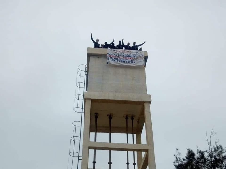 بالصور. معطلو طانطان يعتصمون فوق “الشاطو” عشية عيد الشغل