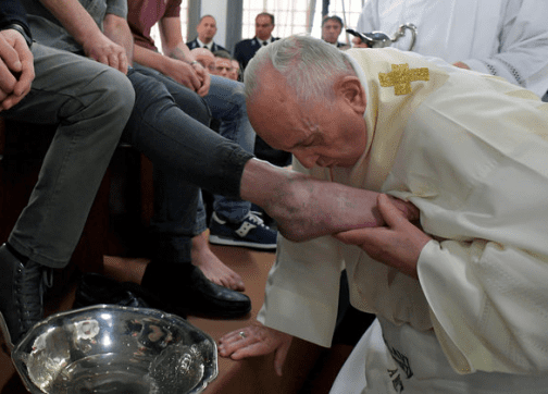 بالفيديو. بابا الفاتيكان يغسل ويقبل رجلي 12 سجينا بينهم مغربي