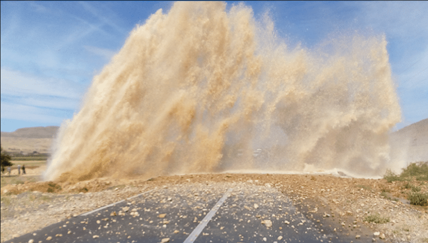 بالصور. انفجار هائل لأنبوب المياه يقطع الطريق بين وجدة و تاوريرت