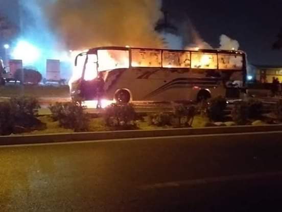 “السلامة ياربي” النيران تلتهم حافلة ممتلئة بالمسافرين بانزكان