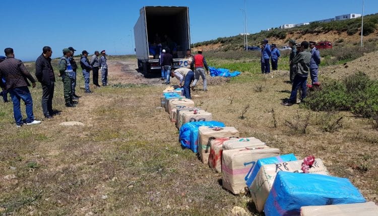 طنجة..الجمارك تحجز شاحنة للنقل الدولي محملة بأربعة أطنان من الحشيش