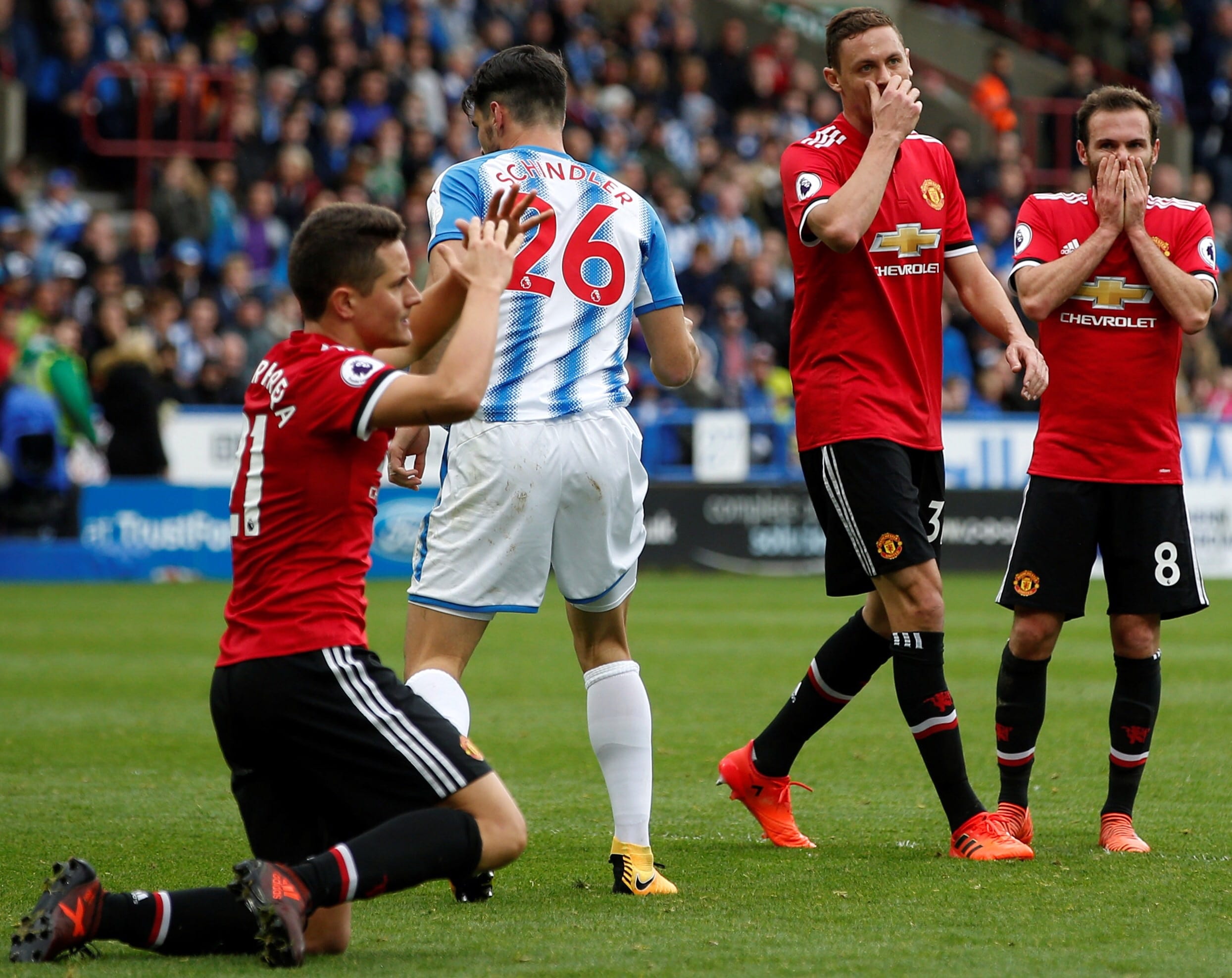 هيدرسفيلد يحرم يونايتد من أبطال أوربا. وتشلسي يتقدّم