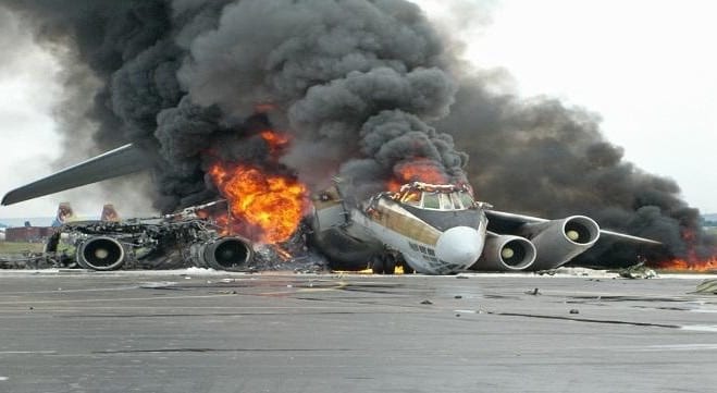 قتيل ومصابون في حريق طائرة مدنية في مطار موسكو