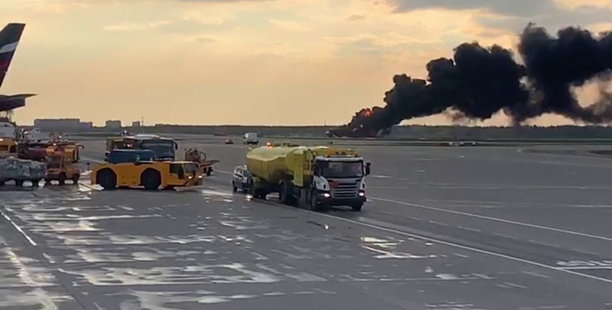 حريق طائرة موسكو. عدد القتلى إلى 13 (+فيديو)