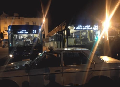 فوضى. سائقو سيارات الأجرة يمنعون حافلات النقل الحضري في الناظور من العمل ليلا