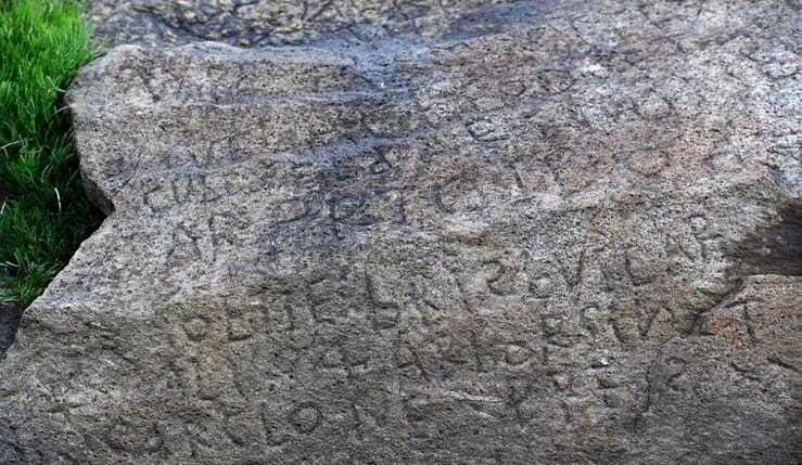 نقش صخري. فرنسا ترصد مكافأة مغرية لمن يفكّ اللغز