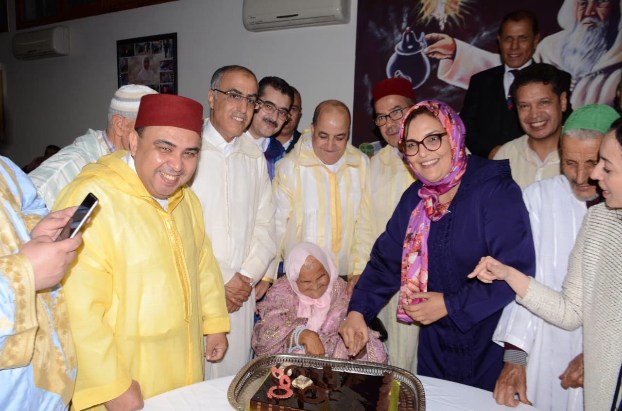 بالصور. الداودي تقود القضاة للاحتفال بميلاد معمّرة بدار المسنين بأكادير