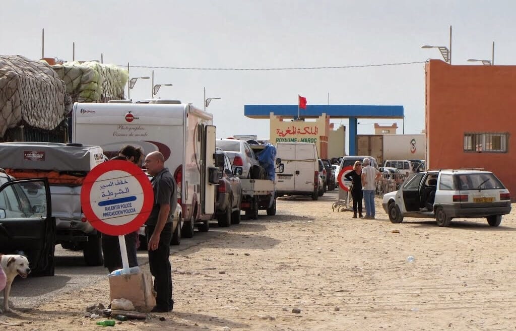 شاب “مظلوم” يوقف الحركة في معبر الكركرات