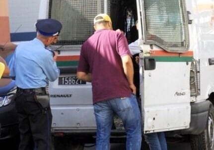 مراكش. اعتقال “بزناس” ومساعدته متحوزَين 11 صفيحة شيرا في المحطة الطرقية