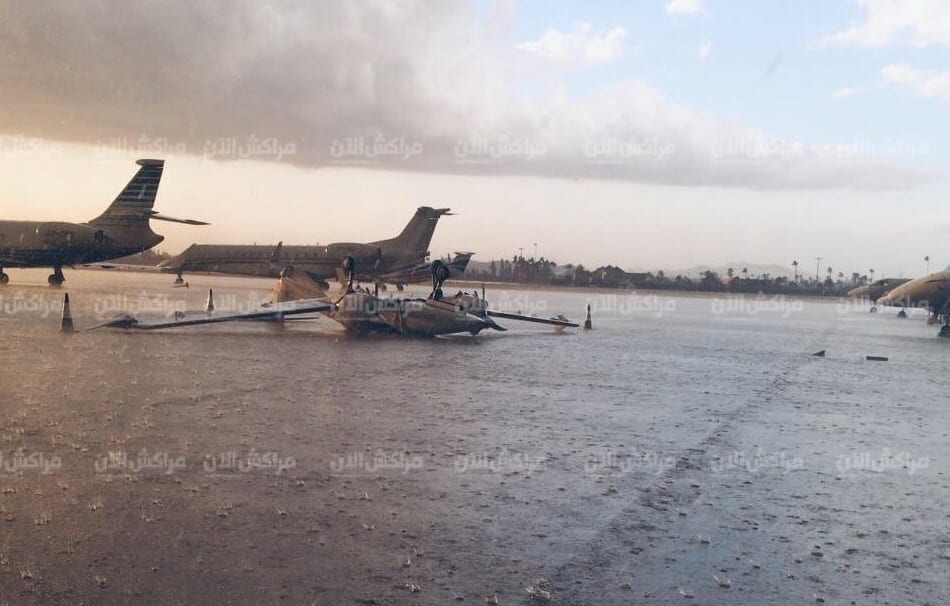 انقلاب طائرة في مطار مراكش بسبب الأمطار و”التبروري”