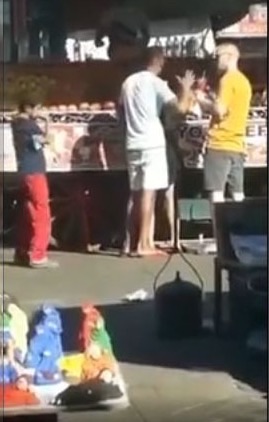 فيديو..الامن يعتقل بائع عصير هدد بضرب سياح بساحة جامع الفنا