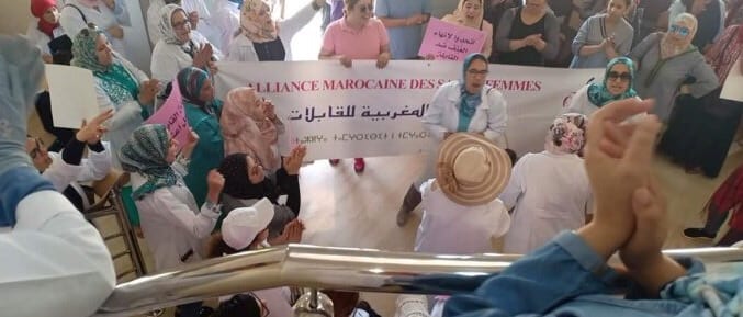 الحوز. احتجاجات أمام مندوبية وزارة الصحة بعد “تعنيف” مولدة (+صور)