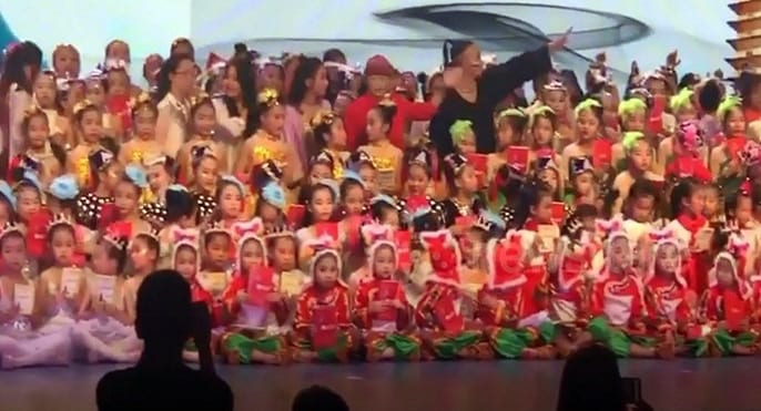 مرعب. سقوط خشبة مسرح بمئات الأطفال (فيديو)