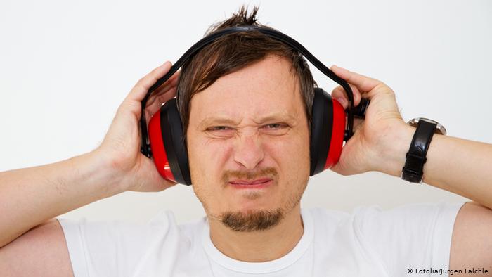 تحذير…من مخاطر سماعات الهواتف على حاسة السمع