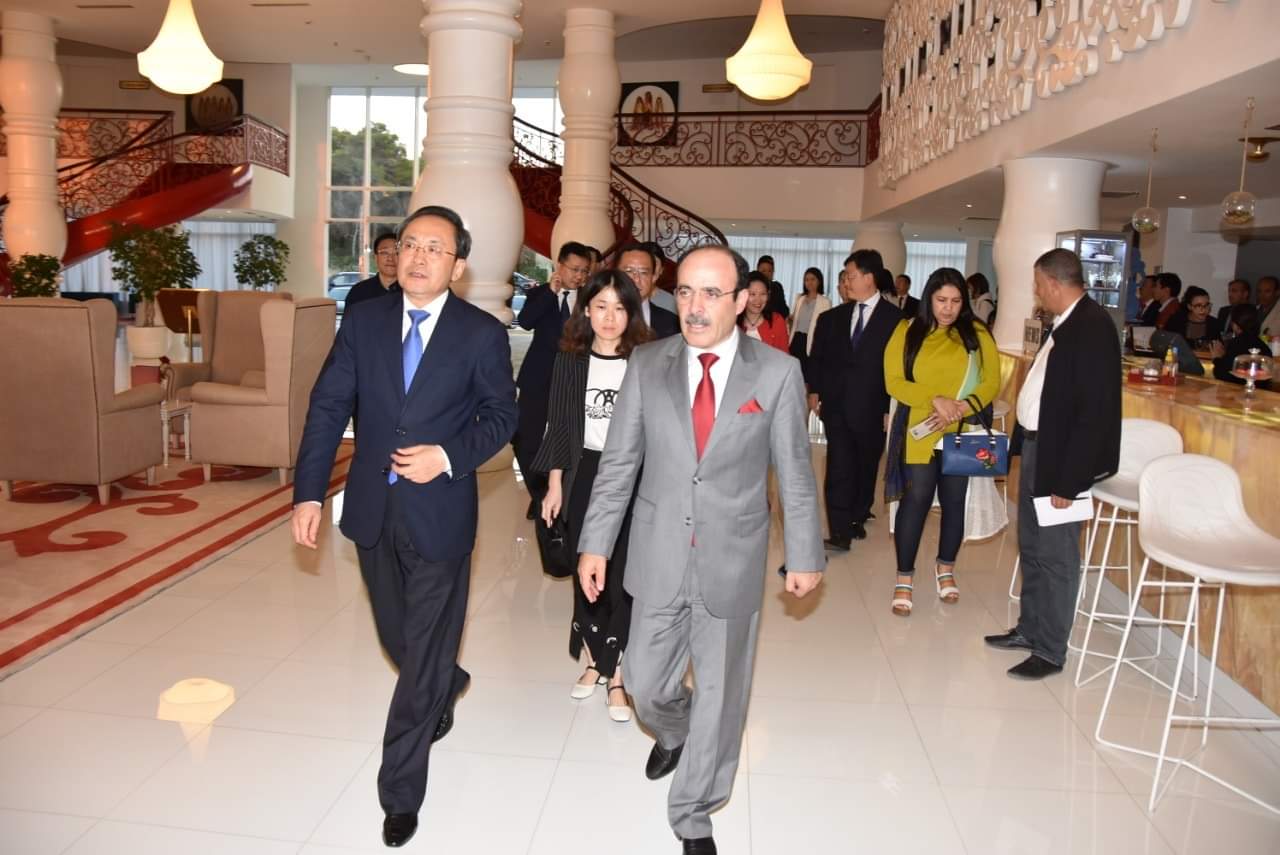 لجلب الاستثمارات. الياس العماري يجتمع برجال أعمال صينيين عن منطقة شيشوان