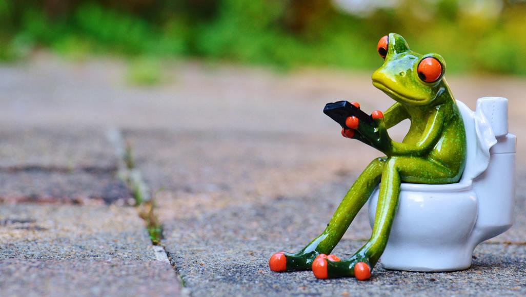 تحذير..استعمال الهاتف ب”المرحاض” يهددك بهذه الأمراض الخطيرة