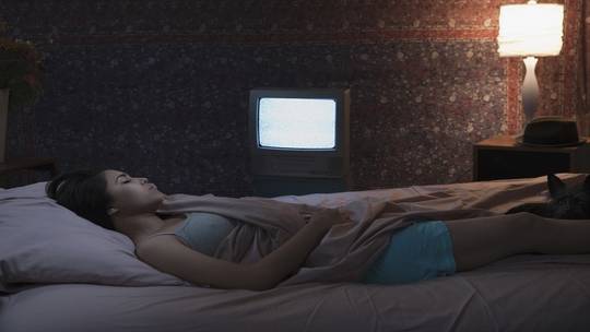 النوم مع ضوء التلفاز يزيد خطر السمنة لدى النساء
