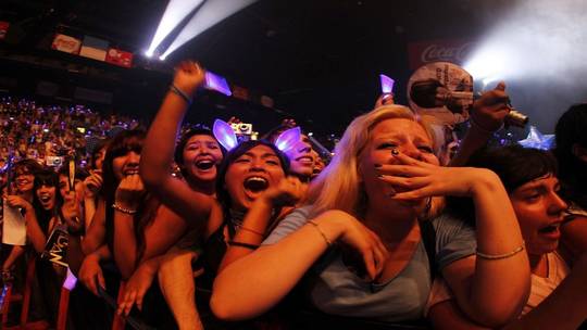 أغنية “إنت معلم” بصوت مجموعة كورية تحصد  إعجاب الآلاف (فيديو )