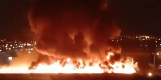 فيديو. حريق مهول في مخيم للمهاجرين وانفجارات تهزّ محيط محطة أولاد زيان